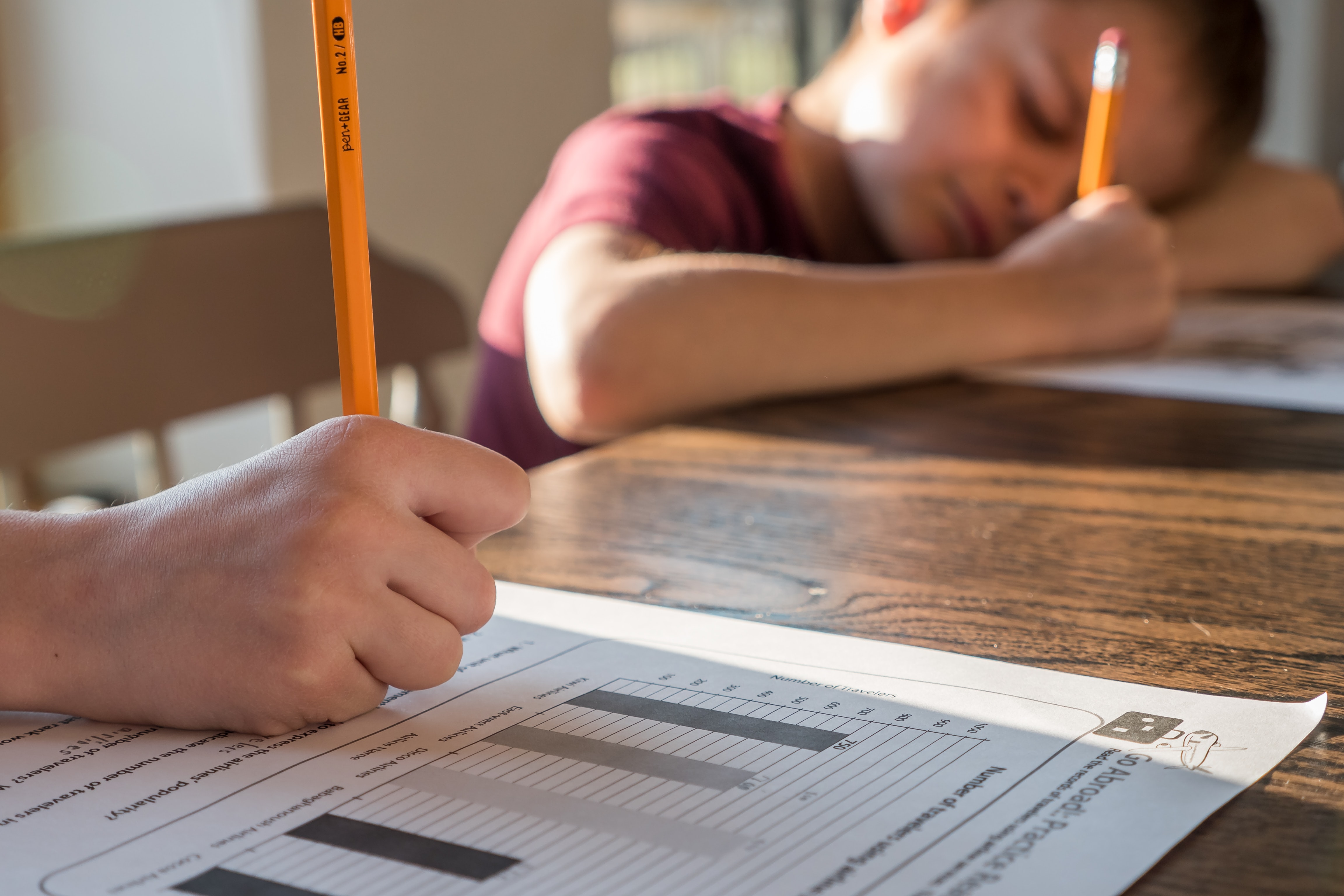 enfant travaillant leurs devoirs à domicile