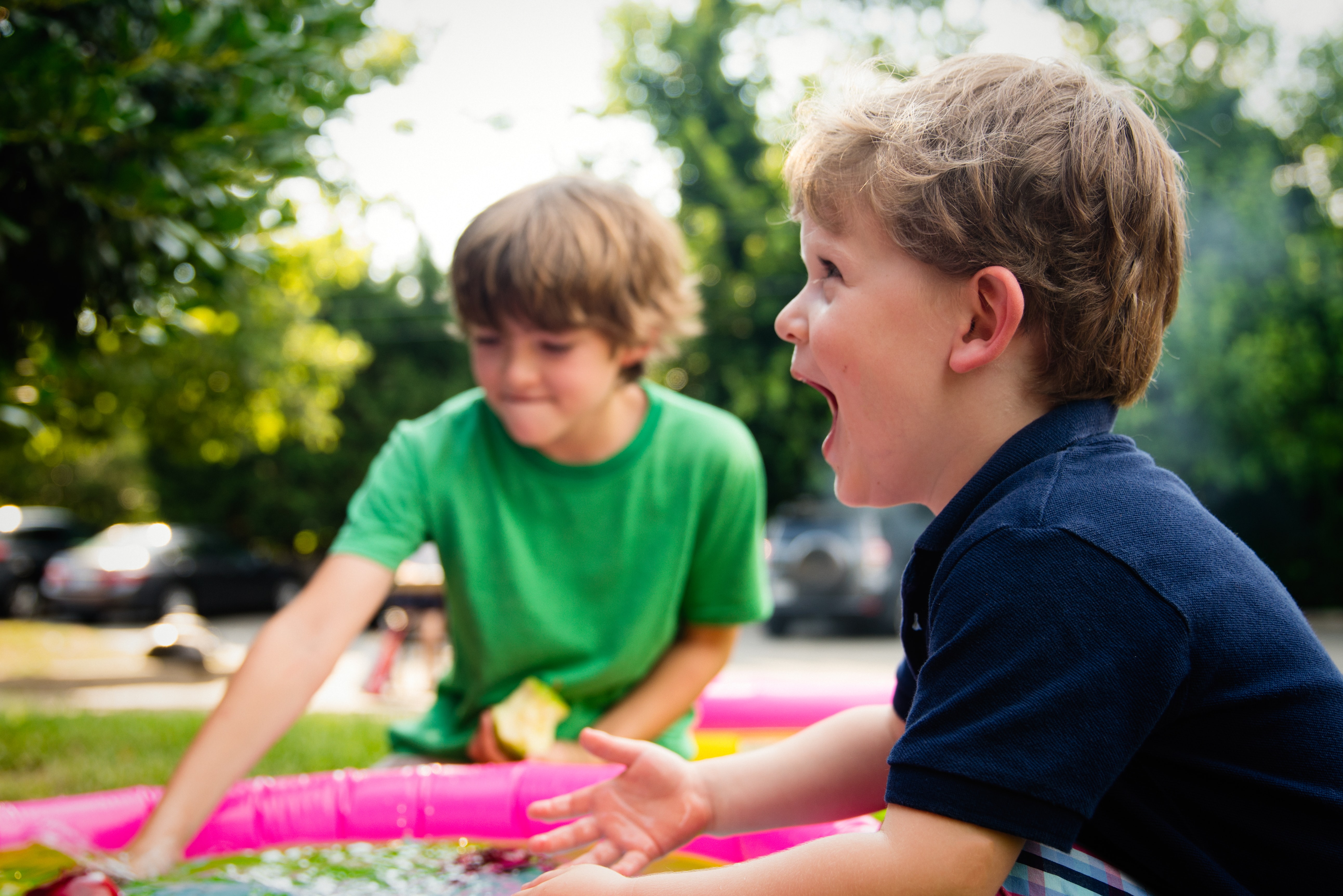 Deux enfants s'amusent pendant les vacances d'été